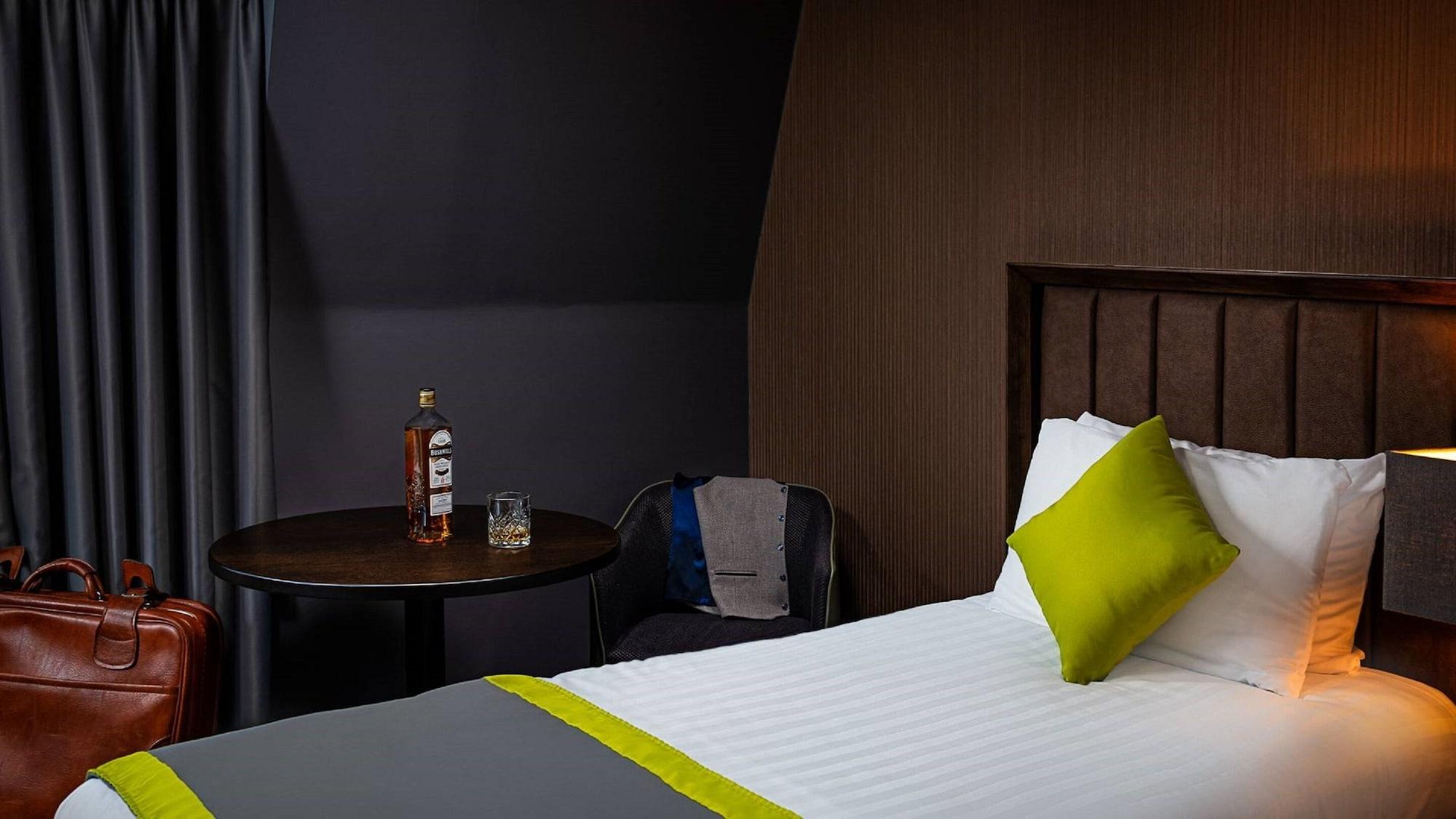 Prince Of Wales Hotel Атлоун Екстериор снимка