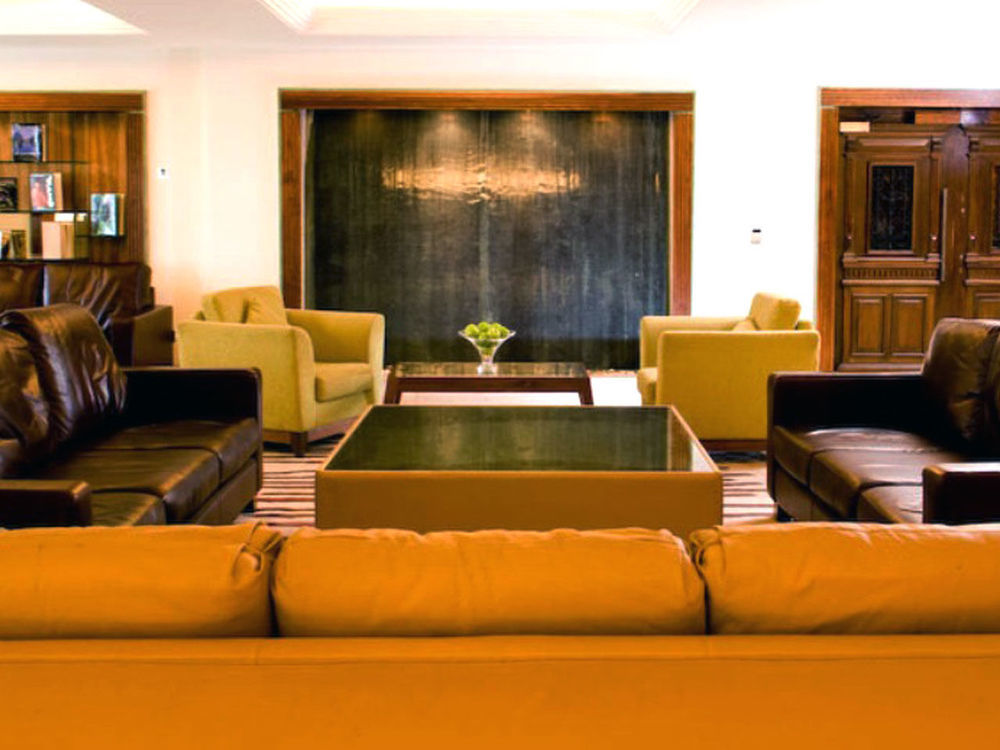 Prince Of Wales Hotel Атлоун Екстериор снимка