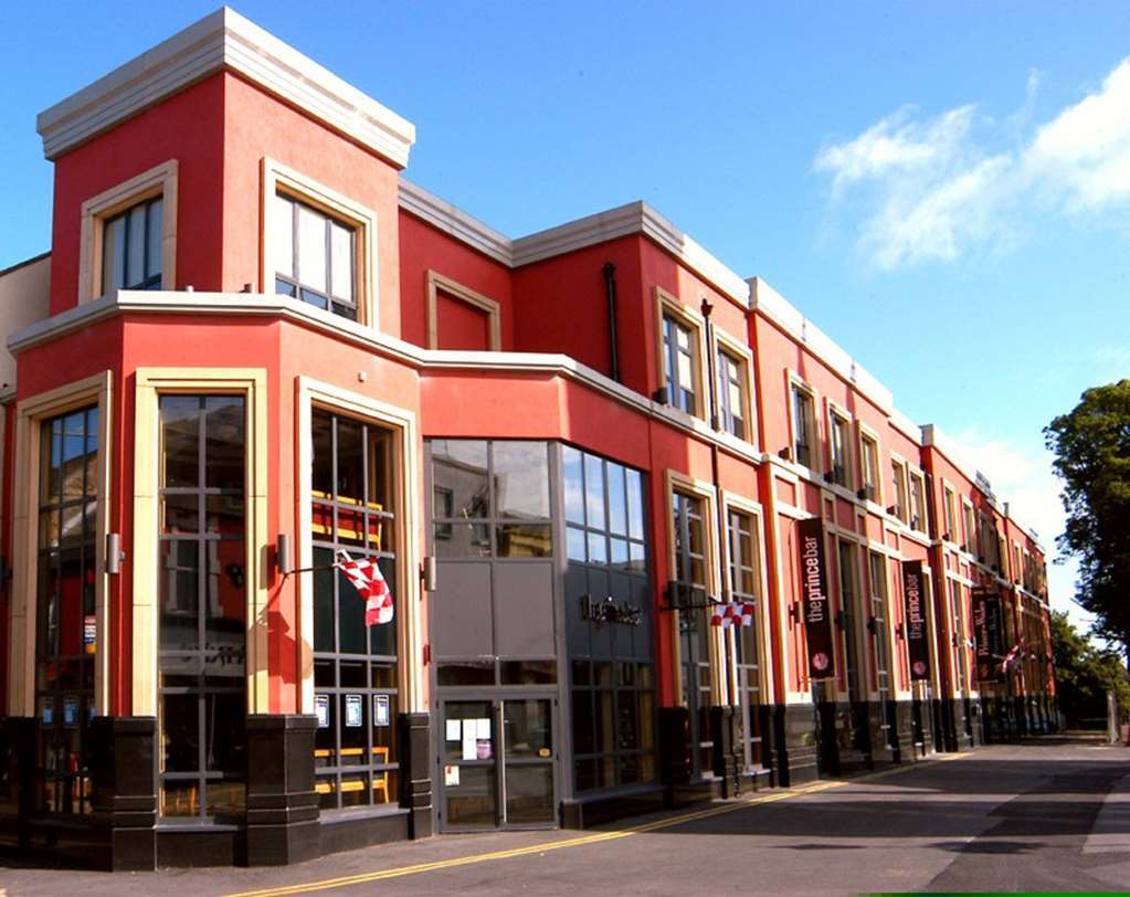 Prince Of Wales Hotel Атлоун Екстериор снимка